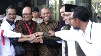 Penyidik KPK Novel Baswedan berpidato saat hari pertama masuk kerja pasca kasus penyiraman air keras di Gedung KPK, Jumat (27/7).  Novel Baswedan kembali bekerja setelah 16 Bulan absen karena harus menjalani perawatan intensif kedua matanya pasca kasus penyiraman air keras 11 April 2017, pada kesempatan tersebut, KPK mendesak Presiden membuat Tim Gabungan Pencari Fakta (TGPF) untuk menuntaskan kasus yang 16 bulan belum terungkap. [suara.com/Muhaimin A Untung]