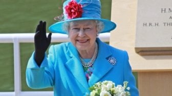 Ratu Elizabeth II Pakai Mahkota Pengusir Iblis Ketika Bertemu Donald Trump