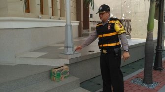 Tega! Bayi Dimasukkan ke Kardus Mie Lalu Dibuang di Depan Masjid