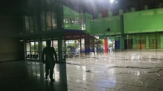 Suasana GOR Bulungan yang dijadikan venue cabang olahraga bola voli pada Asian Games 2018 di Jakarta, Minggu (29/7). Ombudsman RI mengatakan GOR Bulungan dinilai tidak memenuhi standar arena pertandingan karena tidak dapat memenuhi standar yang ditetapkan Dewan Olimpiade Asia (OCA) yang menargetkan setiap venue dapat menampung 2.000 penonton sementara GOR Bulungan hanya mampu menampung 900 penonton serta minimnya fasilitas umum sehingga masuk dalam kategori zona merah. [Suara.com/Oke Dwi Atmaja]