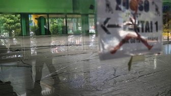 Suasana GOR Bulungan yang dijadikan venue cabang olahraga bola voli pada Asian Games 2018 di Jakarta, Minggu (29/7). Ombudsman RI mengatakan GOR Bulungan dinilai tidak memenuhi standar arena pertandingan karena tidak dapat memenuhi standar yang ditetapkan Dewan Olimpiade Asia (OCA) yang menargetkan setiap venue dapat menampung 2.000 penonton sementara GOR Bulungan hanya mampu menampung 900 penonton serta minimnya fasilitas umum sehingga masuk dalam kategori zona merah. [Suara.com/Oke Dwi Atmaja]