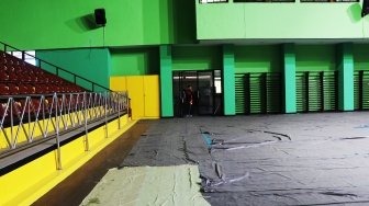 Suasana GOR Bulungan yang dijadikan venue cabang olahraga bola voli pada Asian Games 2018 di Jakarta, Minggu (29/7). Ombudsman RI mengatakan GOR Bulungan dinilai tidak memenuhi standar arena pertandingan karena tidak dapat memenuhi standar yang ditetapkan Dewan Olimpiade Asia (OCA) yang menargetkan setiap venue dapat menampung 2.000 penonton sementara GOR Bulungan hanya mampu menampung 900 penonton serta minimnya fasilitas umum sehingga masuk dalam kategori zona merah. [Suara.com/Oke Dwi Atmaja]