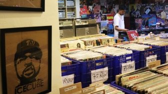 Pengunjung memilih piringan hitam di sebuah toko musik Paper Pot Record di kawasan Blok M, Jakarta, Minggu (29/7). Toko tersebut mengobral koleksi piringan hitam yang diproduksi pada tahun 1950-an dengan harga Rp75 ribu hingga Rp200 ribu per keping, totalnya dengan koleksi sekitar 10.000 pirangan hitam. [Suara.com/Oke Dwi Atmaja]