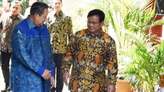 Ketua Umum Partai Demokrat Susilo Bambang Yudhoyono menemui Ketua Umum Partai Gerindra Prabowo Subianto, di kediamanya Jalan Kertanegara, Kebayoran Baru, Jakarta, Senin(30/7).Pertemuan ini adalah lanjutan dari pertemuan di kediaman SBY di Kuningan, Jakarta, pada Selasa (24/7) malam.[Suara.com/Oke Dwi Atmaja].
