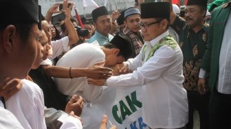 Ratusan Santri dari Kota Banjar yang mengatasnamakan diri Laskar Santri mendatangi kantor DPP PKB, Jakarta, Senin (30/7). Kedatangan mereka untuk memberikan dukungan kepada Ketum PKB Muhaimin Iskandar atau Cak Imin  menjadi calon wakil presiden untuk Joko Widodo.[Suara.com/Oke Dwi Atmaja].