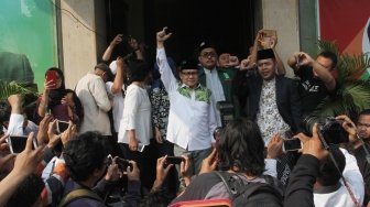 Ratusan Santri dari Kota Banjar yang mengatasnamakan diri Laskar Santri mendatangi kantor DPP PKB, Jakarta, Senin (30/7). Kedatangan mereka untuk memberikan dukungan kepada Ketum PKB Muhaimin Iskandar atau Cak Imin  menjadi calon wakil presiden untuk Joko Widodo.[Suara.com/Oke Dwi Atmaja].