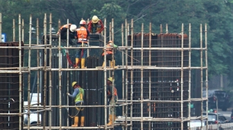 Pekerja menyelesaikan proyek light rail transit atau LRT yang melintas di Jl Rasuna Said, Jakarta, Selasa (31/7). Kereta ringan Jabodebek ditargetkan beroperasi pada Mei 2019 yang bakal melintasi tiga rute atau lintasan, yakni dari Cibubur menuju Cawang, Bekasi Timur menuju Cawang, dan Cawang menuju Dukuh  Atas belum dapat dipakai saat perhelatan akbar Asian Games. [suara.com/Muhaimin A Untung].