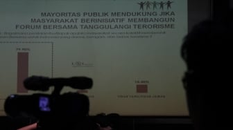 Hasil survei LSI Denny JA bertema 'Isu Terorisme dan Harapan Publik' di Jakarta, Selasa (31/7). Hasil survei LSI Denny JA menyebutkan sebesar 82.00 % publik semakin khawatir dengan aksi terorisme.[Suara.com/Oke Dwi Atmaja]