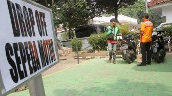 Pengemudi ojek online berada di tempat drop off yang disediakan di Balai Kota DKI Jakarta, Rabu (1/8). Pemprov DKI menginstruksikan adanya tempat pemberhentian khusus bagi ojek online di kantor-kantor Pemprov DKI. [Suara.com/Oke Dwi Atmaja].