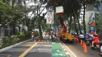 Pembongkaran Tiang Lampu Jalan di Jalur Sepeda