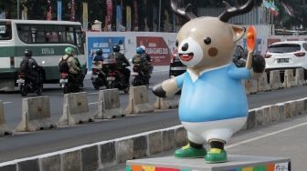 Boneka maskot dengan menampilkan cabang olahraga yang dipertandingkan dalam Asian Games dipasang di pembatas jalur Jalan Jenderal Sudirman, Jakarta Selatan, Kamis (2/8). Pemasangan boneka maskot Asian Games tersebut guna menyambut penghelatan pesta olahraga se-Asia pada tanggal 18 Agustus-2 September ini kota Jakarta dan Palembang. [Suara.com/Oke Dwi Atmaja]