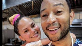 5 Potret Serunya John Legend Masak Makanan Khas di Bali