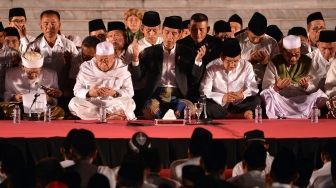 Presiden Joko Widodo memberikan sambutan pada acara zikir dan doa untuk bangsa di halaman Istana Merdeka, Jakarta, Rabu (1/8). Dalam kegiatan zikir dan doa yang diikuti ratusan alim ulama serta masyarakat tersebut Presiden Joko Widodo mengingatkan masyarakat Indonesia untuk terus menjaga persaudaraan dan persatuan bangsa. [ANTARA FOTO/Wahyu Putro]