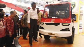 Presiden Joko Widodo membuka pameran  otomotif  Gaikindo Indonesia International Auto Show (GIIAS) 2018 di ICE BSD, Tangerang, Kamis (2/8).  Dalam kesempatan tersebut, Jokowi menjajal kendaraan pedesaan yang diberi nama Alat Mekanis Multiguna Pedesaan (AMMDes),  Ada 40 kendaraan terbaru dan juga kendaraan konsep diluncurkan pada GIIAS 2018.[suara.com/Muhaimin A Untung]