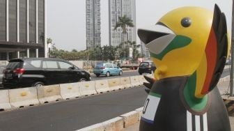 Boneka maskot dengan menampilkan cabang olahraga yang dipertandingkan dalam Asian Games dipasang di pembatas jalur Jalan Jenderal Sudirman, Jakarta Selatan, Kamis (2/8). Pemasangan boneka maskot Asian Games tersebut guna menyambut penghelatan pesta olahraga se-Asia pada tanggal 18 Agustus-2 September ini kota Jakarta dan Palembang. [Suara.com/Oke Dwi Atmaja]