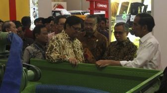 Presiden Joko Widodo membuka pameran  otomotif  Gaikindo Indonesia International Auto Show (GIIAS) 2018 di ICE BSD, Tangerang, Kamis (2/8).  Dalam kesempatan tersebut, Jokowi menjajal kendaraan pedesaan yang diberi nama Alat Mekanis Multiguna Pedesaan (AMMDes),  Ada 40 kendaraan terbaru dan juga kendaraan konsep diluncurkan pada GIIAS 2018.[suara.com/Muhaimin A Untung]