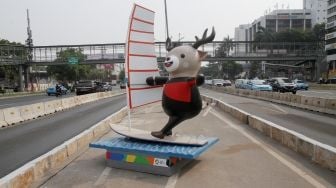 Boneka maskot dengan menampilkan cabang olahraga yang dipertandingkan dalam Asian Games dipasang di pembatas jalur Jalan Jenderal Sudirman, Jakarta Selatan, Kamis (2/8). Pemasangan boneka maskot Asian Games tersebut guna menyambut penghelatan pesta olahraga se-Asia pada tanggal 18 Agustus-2 September ini kota Jakarta dan Palembang. [Suara.com/Oke Dwi Atmaja]