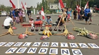 Petani Kendeng Kembali Menagih Janji Jokowi Tolak Pabrik Semen