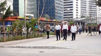 Jokowi, Anies, Menteri Basuki Jalan Kaki Periksa Trotoar