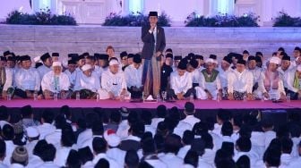 Presiden Joko Widodo memberikan sambutan pada acara zikir dan doa untuk bangsa di halaman Istana Merdeka, Jakarta, Rabu (1/8). Dalam kegiatan zikir dan doa yang diikuti ratusan alim ulama serta masyarakat tersebut Presiden Joko Widodo mengingatkan masyarakat Indonesia untuk terus menjaga persaudaraan dan persatuan bangsa. [ANTARA FOTO/Wahyu Putro]