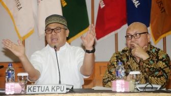 Ketua Komisi Pemilihan Umum (KPU) Arief Budiman bersama jajaran komisioner KPU memimpin Rapat Koordinasi Teknis Pendaftaran dan Pemeriksaan Kesehatan dalam Pencalonan Pilpres 2019 di kantor KPU Pusat, Jakarta, Jumat (3/8). Rapat tersebut membahas mekanisme pendaftaran calon presiden dan calon wapres dalam Pilpres 2019.[Suara.com/Oke Dwi  Atmaja]