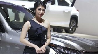 Sales Promotion Girl (SPG) menghiasi ajang GAIKINDO Indonesia International Auto Show (GIIAS) 2018, di Indonesia Convention and Exhibition (ICE), BSD City, Tangerang Selatan, Banten, Kamis (3/8). Sales Promotion Girl (SPG) mempunyai peran penting dalam pameran ini guna menarik simpati pengunjung. [suara.com/Muhaimin A Untung]
