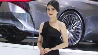 Sales Promotion Girl (SPG) menghiasi ajang GAIKINDO Indonesia International Auto Show (GIIAS) 2018, di Indonesia Convention and Exhibition (ICE), BSD City, Tangerang Selatan, Banten, Kamis (3/8). Sales Promotion Girl (SPG) mempunyai peran penting dalam pameran ini guna menarik simpati pengunjung. [suara.com/Muhaimin A Untung]
