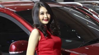 Sales Promotion Girl (SPG) menghiasi ajang GAIKINDO Indonesia International Auto Show (GIIAS) 2018, di Indonesia Convention and Exhibition (ICE), BSD City, Tangerang Selatan, Banten, Kamis (3/8). Sales Promotion Girl (SPG) mempunyai peran penting dalam pameran ini guna menarik simpati pengunjung. [suara.com/Muhaimin A Untung]
