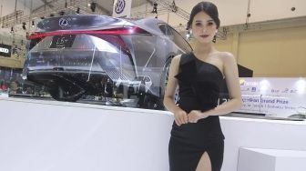 Sales Promotion Girl (SPG) menghiasi ajang GAIKINDO Indonesia International Auto Show (GIIAS) 2018, di Indonesia Convention and Exhibition (ICE), BSD City, Tangerang Selatan, Banten, Kamis (3/8). Sales Promotion Girl (SPG) mempunyai peran penting dalam pameran ini guna menarik simpati pengunjung. [suara.com/Muhaimin A Untung]
