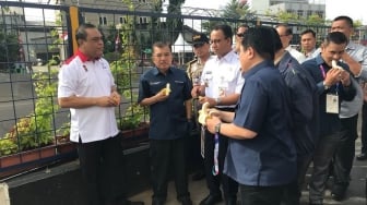 Sambil Makan Pisang, Wapres JK : Kali Item Masih Bau Nggak?