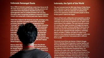 Pengunjung melihat lukisan yang dipajang pada Pameran Seni Koleksi Istana Kepresidenan Republik Indonesia di Galeri Nasional, Jakarta, Sabtu (4/8). Pameran bertema "Indonesia Semangat Dunia" dalam rangka menyambut HUT RI tersebut berlangsung pada 3-31 Agustus 2018. Pameran tersebut memamerkan karya lukisan, patung, kristal, kriya dan arsip terkait gambaran kisah perjuangan atau kepahlawanan yang mengekspresikan semangat bangsa Indonesia. [Suara.com/Oke Dwi Atmaja]