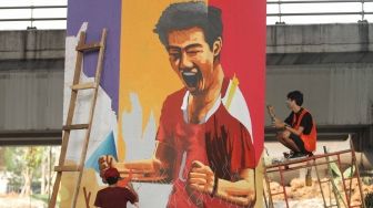 Pelukis membuat mural saat kompetisi mural Citra Marga Nusaphala Persada (CMNP) di sepanjang Jl Layang Tol Rawamangun - Pulogadung, Jakarta, Minggu (5/8). Sebanyak 73 Tiang tol dilukis oleh 200 seniman dari berbagai daerah di Indonesia untuk berpartisipasi dalam ajang kompetisi melukis mural dengan tema Asian Games dan HUT Kemerdekaan Indonesia. [suara.com/Muhaimin A Untung]