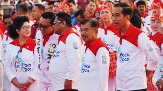 Presiden Joko Widodo bersama Wakil Presiden Jusuf Kalla melakukan senam poco-poco saat pemecahan rekor dunia Guinness World Records  di Monas, Jakarta, Minggu (5/8). Kegiatan tersebut dalam rangka menyambut Asian Games 2018 itu diikuti 65 ribu peserta dari berbagai kalangan. [suara.com/Muhaimin A Untung]