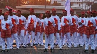 Ribuan peserta melakukan senam poco-poco saat pemecahan rekor dunia Guinness World Records  di Monas, Jakarta, Minggu (5/8). Kegiatan tersebut dalam rangka menyambut Asian Games 2018 itu diikuti 65 ribu peserta dari berbagai kalangan. [suara.com/Muhaimin A Untung]