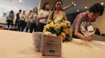 Antrean undangan dan peminat di acara Public Expose Penawaran Umum Perdana (IPO) Saham PT Arkadia Digital Media Tbk di Hotel Century Park, Jakarta, Senin (6/8/2018). [Suara.com/Muhaimin A Untung]