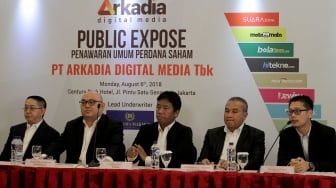 Jajaran Komisaris dan Direktur PT Arkadia Digital Media Tbk bersama pihak PT Danatama Makmur Sekuritas memberikan keterangan saat Public Expose Penawaran Umum Perdana (IPO) Saham PT Arkadia Digital Media Tbk di Hotel Century Park, Jakarta, Senin (6/8/2018). [Suara.com/Muhaimin A Untung]