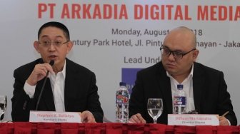 Komisaris Utama PT Arkadia Digital Media Tbk Stephen Sulistyo (kiri) dan Direktur Utama William Martaputra memberikan keterangan saat Public Expose Penawaran Umum Perdana (IPO) Saham PT Arkadia Digital Media Tbk di Hotel Century Park, Jakarta, Senin (6/8/2018). [Suara.com/Muhaimin A Untung]