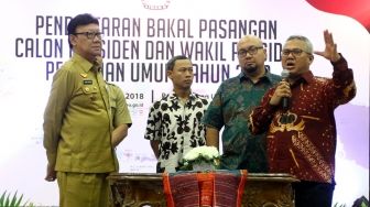 Ketua Komisi Pemilihan Umum (KPU) Arief Budiman memberikan penjelasan kepada Menteri Dalam Negeri Tjahjo Kumolo saat memantau proses pendaftaran Calon Presiden (Capres) dan Calon Wakil Presiden (Cawapres) dalam Pemilu Presiden 2019 di kantor KPU Pusat, Jakarta, Senin (6/8). KPU membuka pendaftaran Calon Presiden dan Calon Wakil Presiden mulai tanggal 4-10 Agustus 2018.[Suara.com/Oke Dwi Atmaja]