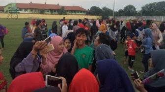 Pemain Timnas U-16 Jadi Rebutan Foto Selfie Saat Latihan