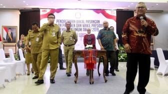 Ketua Komisi Pemilihan Umum (KPU) Arief Budiman memberikan penjelasan kepada Menteri Dalam Negeri Tjahjo Kumolo saat memantau proses pendaftaran Calon Presiden (Capres) dan Calon Wakil Presiden (Cawapres) dalam Pemilu Presiden 2019 di kantor KPU Pusat, Jakarta, Senin (6/8). KPU membuka pendaftaran Calon Presiden dan Calon Wakil Presiden mulai tanggal 4-10 Agustus 2018.[Suara.com/Oke Dwi Atmaja]