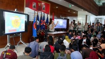 Kepala Pusat Data Informasi dan Humas BNPB Sutopo Purwo Nugroho memberikan keterangan kepada wartawan mengenai bencana gempa bumi yang mengguncang wilayah Lombok, Nusa Tenggara Barat (NTB) di Kantor Badan Nasional Penanggulangan Bencana (BNPB), Jakarta, Senin (6/8). Data Badan Nasional Penanggulangan Bencana (BNPB) sebanyak 91 orang meninggal dunia dan 209 korban luka-luka akibat bencana gempa bumi di wilayah Lombok, Nusa Tenggara Barat (NTB).[Suara.com/Oke Dwi Atmaja]