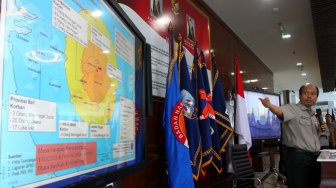 Kepala Pusat Data Informasi dan Humas BNPB Sutopo Purwo Nugroho memberikan keterangan kepada wartawan mengenai bencana gempa bumi yang mengguncang wilayah Lombok, Nusa Tenggara Barat (NTB) di Kantor Badan Nasional Penanggulangan Bencana (BNPB), Jakarta, Senin (6/8). Data Badan Nasional Penanggulangan Bencana (BNPB) sebanyak 91 orang meninggal dunia dan 209 korban luka-luka akibat bencana gempa bumi di wilayah Lombok, Nusa Tenggara Barat (NTB).[Suara.com/Oke Dwi Atmaja]