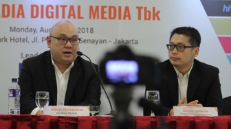 Direktur Utama PT Arkadia Digital Media Tbk William Martaputra dan VP Invesment Banking PT Danatama Makmur Sekuritas Denny Saliman saat memberi keterangan pers di acara Public Expose Penawaran Umum Perdana (IPO) Saham PT Arkadia Digital Media Tbk di Hotel Century Park, Jakarta, Senin (6/8/2018).