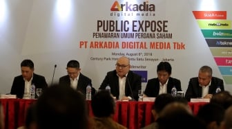 Jajaran Komisaris dan Direktur PT Arkadia Digital Media Tbk memberikan keterangan saat Public Expose Penawaran Umum Perdana (IPO) Saham PT Arkadia Digital Media Tbk di Hotel Century Park, Jakarta, Senin (6/8/2018). [Suara.com/Muhaimin A Untung]