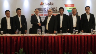 Jajaran Komisaris dan Direktur PT Arkadia Digital Media Tbk bersama pihak PT Danatama Makmur Sekuritas saat acara Public Expose Penawaran Umum Perdana (IPO) Saham PT Arkadia Digital Media Tbk di Hotel Century Park, Jakarta, Senin (6/8/2018). [Suara.com/Muhaimin A Untung]