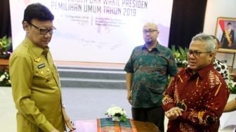 Ketua Komisi Pemilihan Umum (KPU) Arief Budiman memberikan penjelasan kepada Menteri Dalam Negeri Tjahjo Kumolo saat memantau proses pendaftaran Calon Presiden (Capres) dan Calon Wakil Presiden (Cawapres) dalam Pemilu Presiden 2019 di kantor KPU Pusat, Jakarta, Senin (6/8). KPU membuka pendaftaran Calon Presiden dan Calon Wakil Presiden mulai tanggal 4-10 Agustus 2018.[Suara.com/Oke Dwi Atmaja]