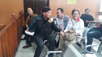 Jelang Sidang, Ahmad Dhani Minum Kopi Warung