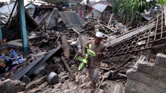 Pasca Gempa Lombok, Warga menyelamatkan Barang yang Tersisa