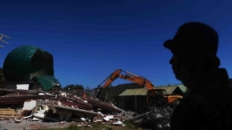 Seorang prajurit TNI AD menyaksikan anggota Basarnas berusaha mengevakuasi korban tertimbun reruntuhan Masjid Jabal Nur yang rusak akibat gempa bumi di Tanjung, Lombok Utara, NTB, Selasa (7/8). ANTARA FOTO/Zabur Karuru