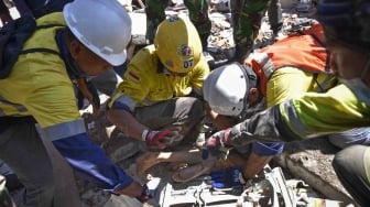 Tim siaga bencana AMNT bersama anggota TNI berusaha mengeluarkan korban selamat dari runtuhan akibat gempa di Desa Pemenang Timur, Kecamatan Pemenang, Tanjung, Lombok Utara, NTB, Selasa (7/8). Korban selamat Nadia Revanala (21) warga Dusun Karang Baru berhasil diselamatkan tim setelah tertimbun reruntuhan gempa selama dua hari dua malam.ANTARA FOTO/Ahmad Subaidi